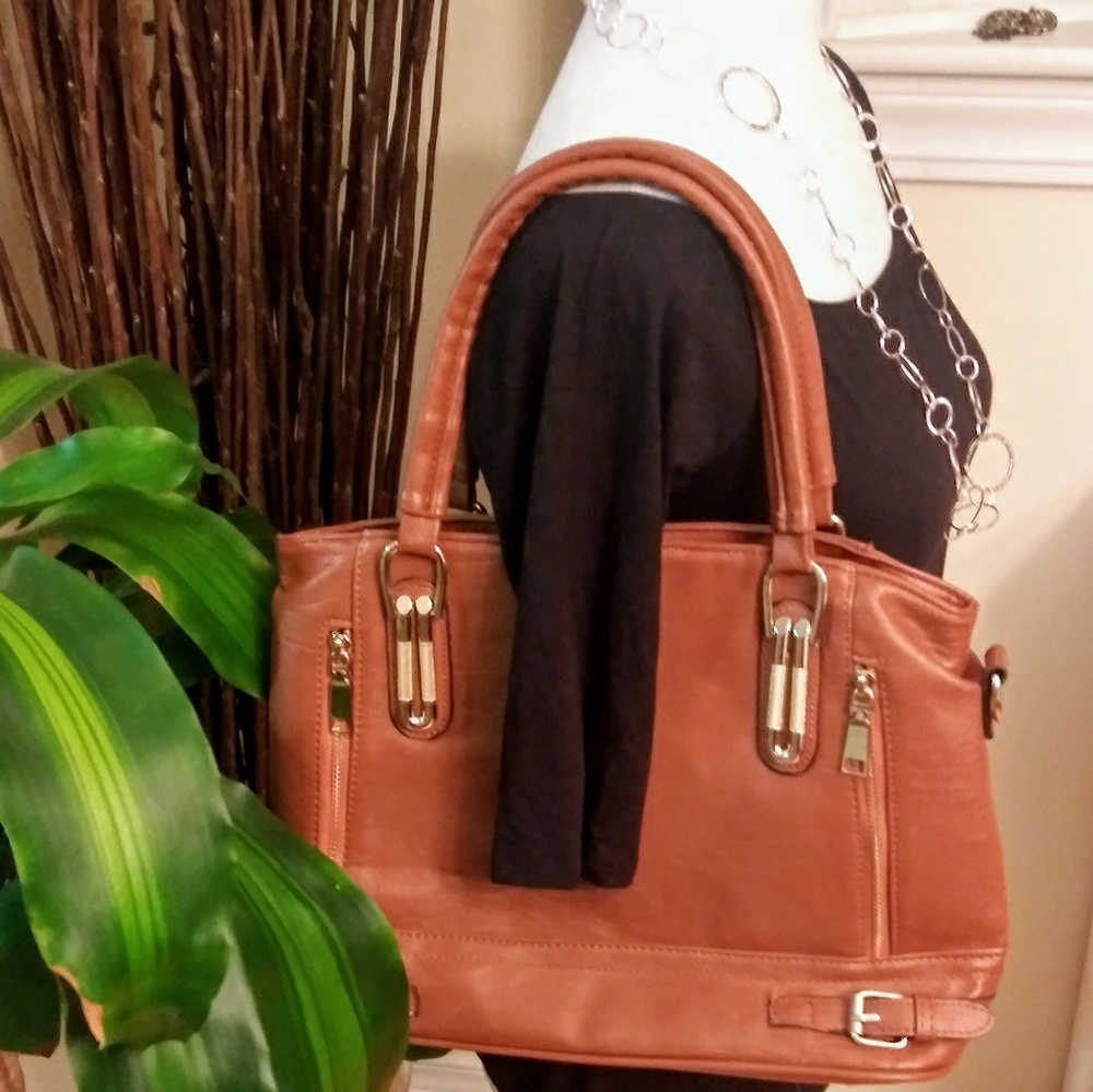 👜 Beautiful Handbag With Gold Accents